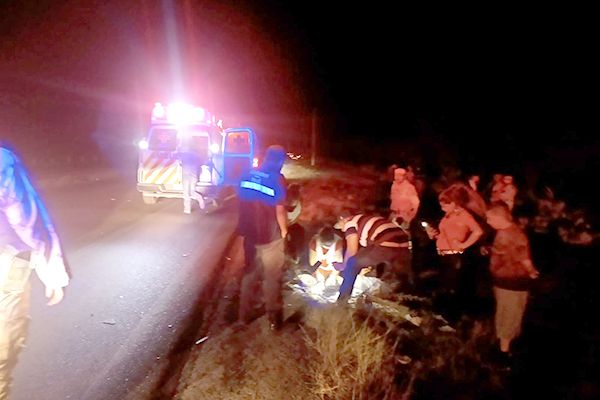 Arrolla jovencito a pareja en moto
