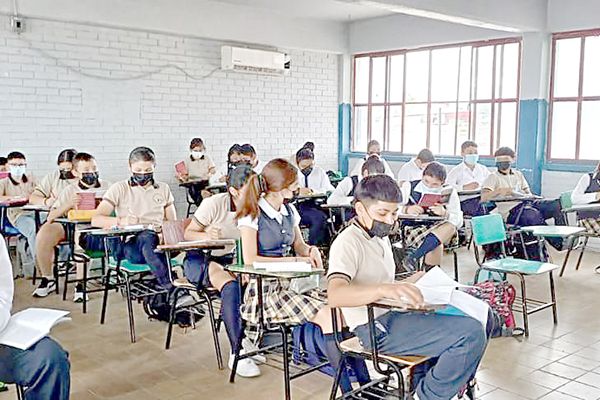 Detectan a 291 estudiantes no vacunados contra el Covid