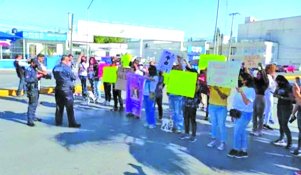 Exigen justicia para perrita apuñalada