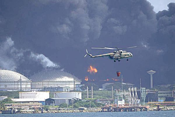 Equipo de Pemex irá a Cuba por incendio en tanque de crudo