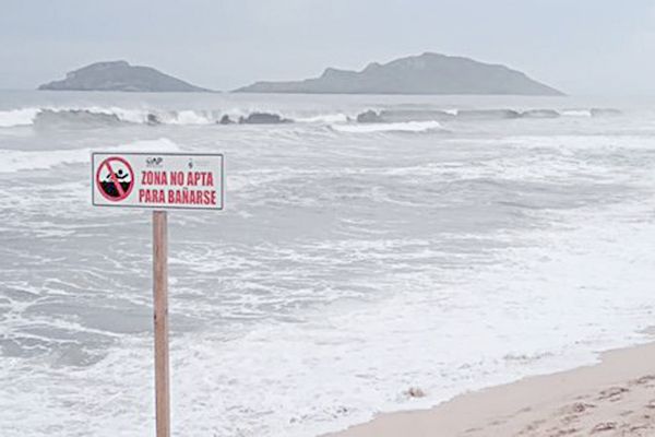 Alertan por fuerte oleaje en playas de Mazatlán