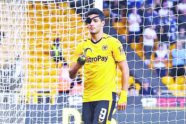 Raúl Jiménez marca gol y festeja como pirata
