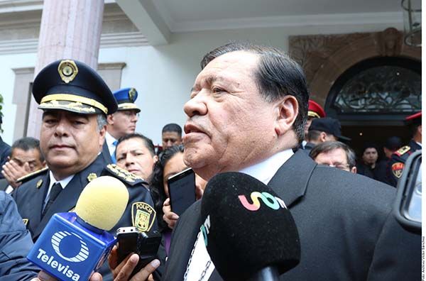 Salpican al Cardenal Rivera en red de lavado