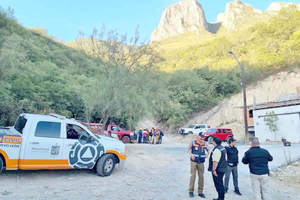 Trabajan en apagar incendio en Cerro de la Silla