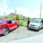 Embiste tren a auto con 4 trabajadores