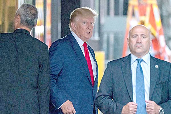 FBI se llevó documentos «ultrasecretos» que Trump guardaba en mansión