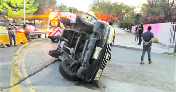 Vuelca tras perder el control de camioneta