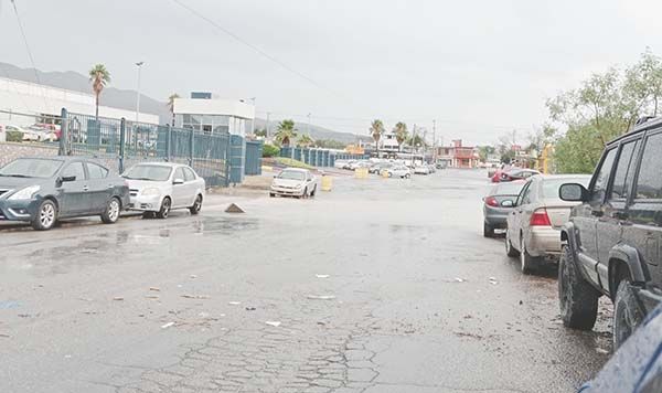Charcos, autos varados e inundaciones por lluvias