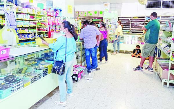 Sacan las papelerías mercancía guardada