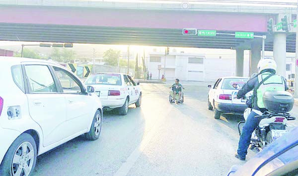 Arriesgan pedigüeños su vida en bulevares