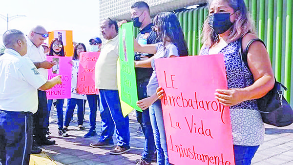 Madre de Camila se integra a la protesta