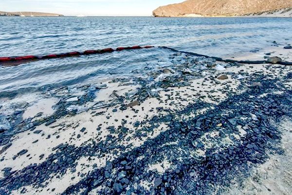 Yate derrama combustible y contamina Playa Balandra, en BCS