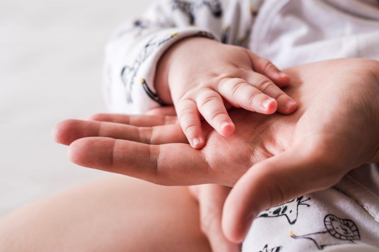 ¿CUÁL ES LA EDAD MÁS TEMPRANA A LA QUE UNA PERSONA PUEDE QUEDAR EMBARAZADA Y DAR A LUZ?