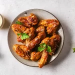 Prepara alitas teriyaki para la botana