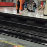 «Llegamos juntos, nos vamos juntos», jóvenes arrastran a su amigo hasta el anden del Metro luego de una noche de copas