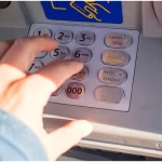 ¿Qué hacer si un cajero automático te da un billete falso?