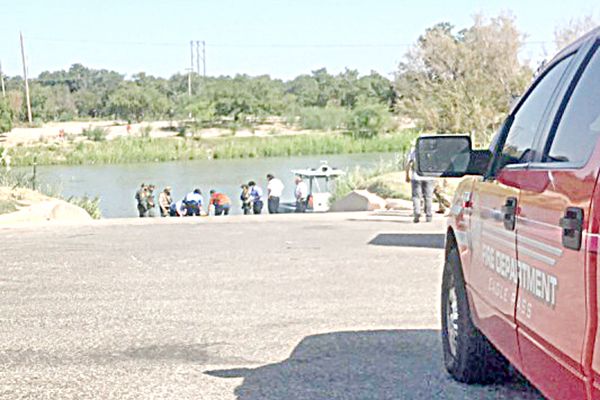 Luchan por salvar a bebé rescatado del rio Bravo