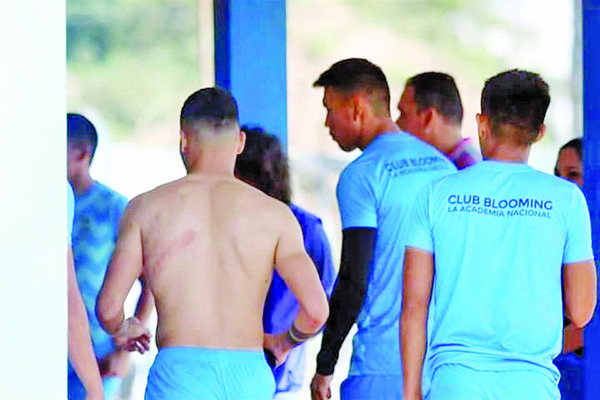 Golpean con cinturón a jugador y ponchan llantas de autos
