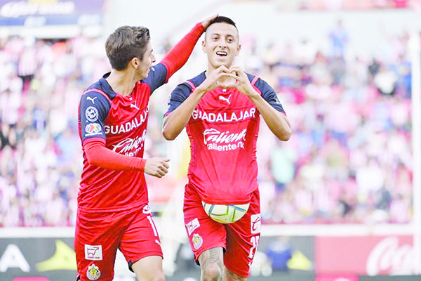 Reviven las Chivas con goleada sobre Necaxa