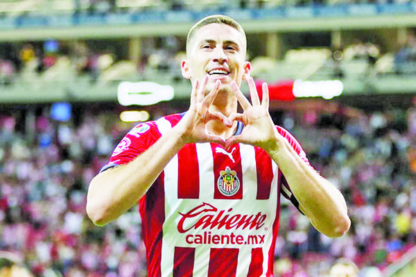 Ormeño da triunfo a Chivas sobre el superlíder Rayados