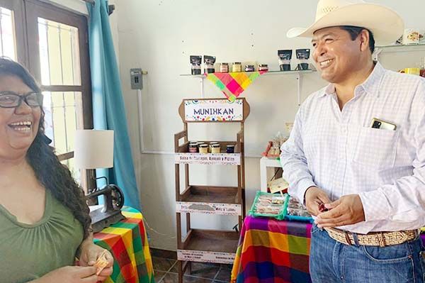 Refrendan compromiso con comerciantes de CC