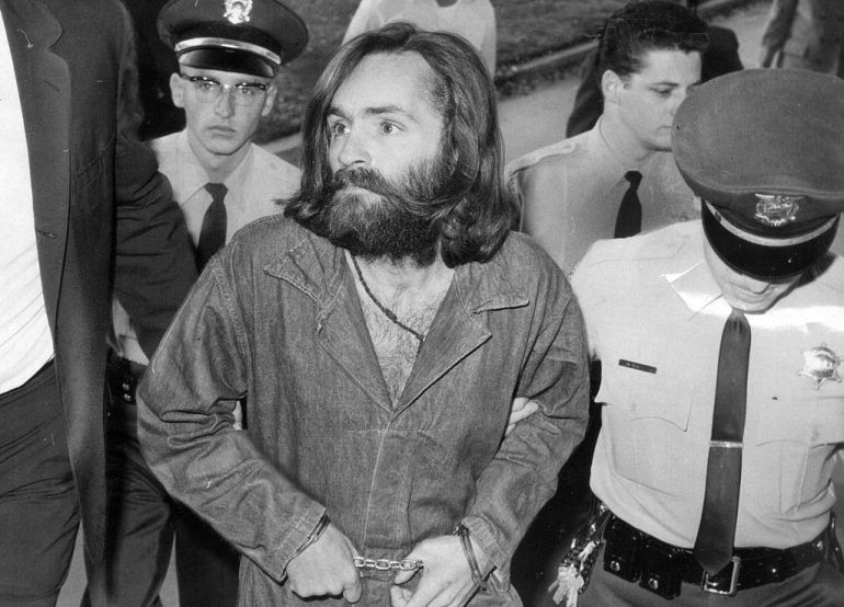 LOS CRÍMENES DE LA FAMILIA MANSON O EL VERANO EN QUE MURIÓ EL IDEAL DEL AMOR Y PAZ