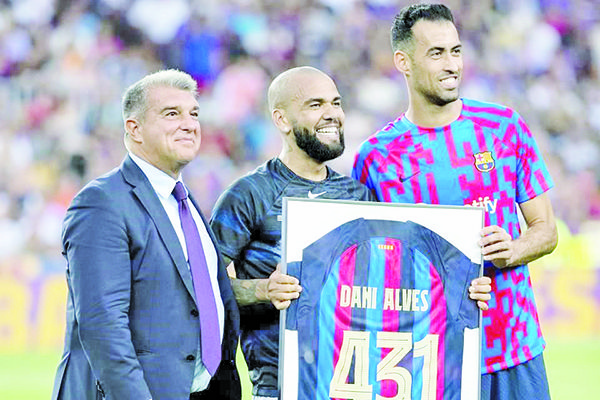 Rinden homenaje a Dani Alves