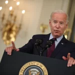 Joe Biden firma ley para impulsar con 52,000 MDD la fabricación de chips en EU