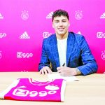 Da Edson Álvarez bienvenida a Jorge Sánchez al Ajax