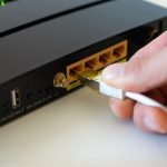 ¿Cuáles son las diferencias entre reiniciar y resetear el módem?