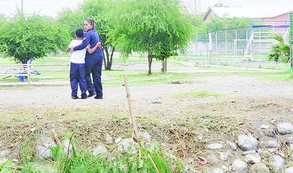 Tras crisis, escapa niño de primaria