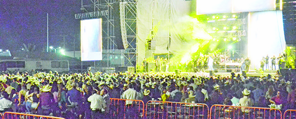 Más de 30 mil cantan con rey de la taquilla