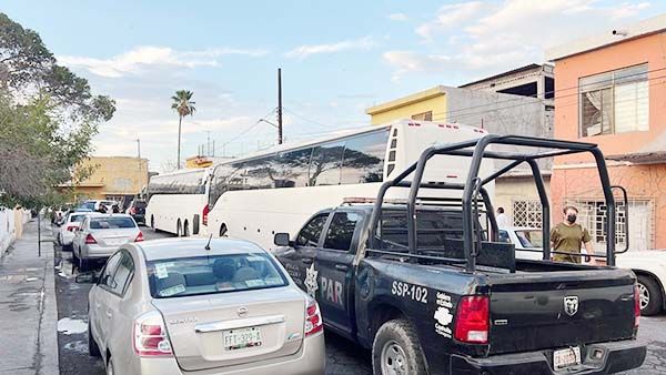 Llevan a 127 migrantes a refugio de INM de PN