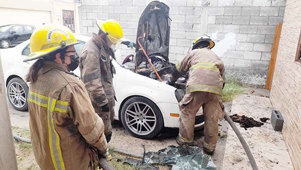 Arde vehículo en colonia Petrolera