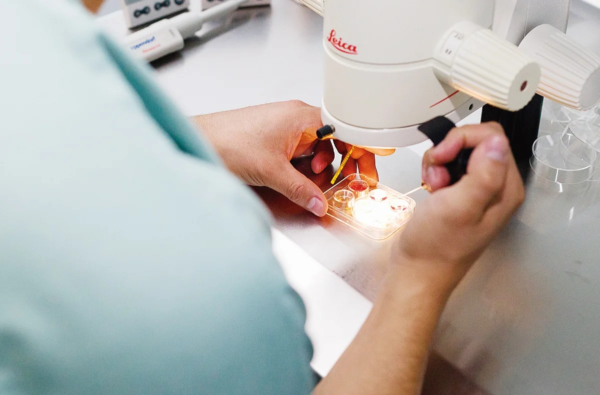 Padre de nacida in vitro demandará a un escritor por llamarla «producto»