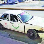 Atrabancado taxista choca con camioneta