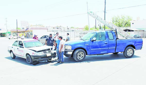 Provoca troca choque con taxi