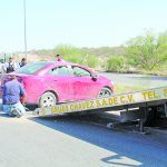 Abandona carro luego de volcar…