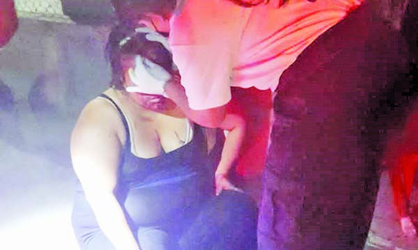 Primos golpea a mujer en cabeza