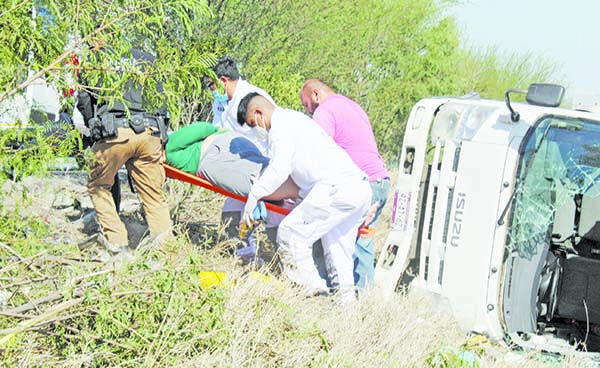 Mujer herida al volcar camión
