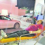 Pareja herida al chocar luminaria