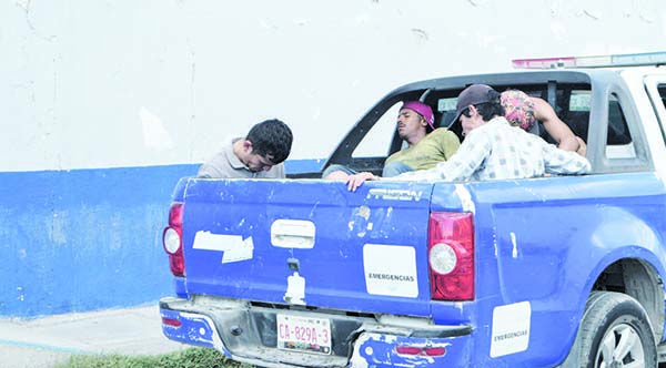 Molestan cuatro y acaban encerrados