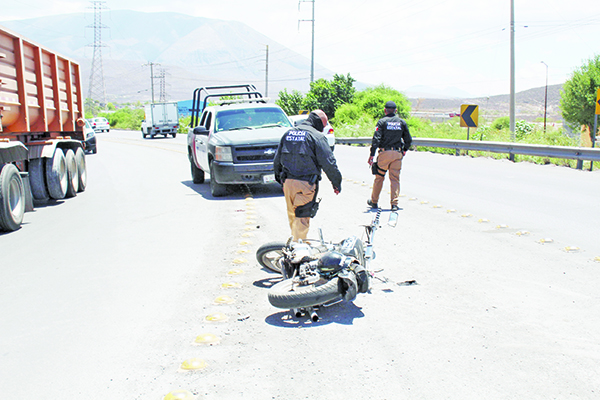 Pareja herida al derribarlas de moto