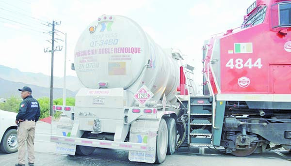 Terror por choque de pipa con tren