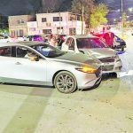 Atrabancada mujer provoca accidente