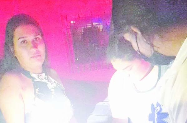 Atacan a familia con botellazos