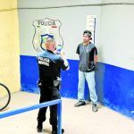 Briago escandaliza afuera de frutería