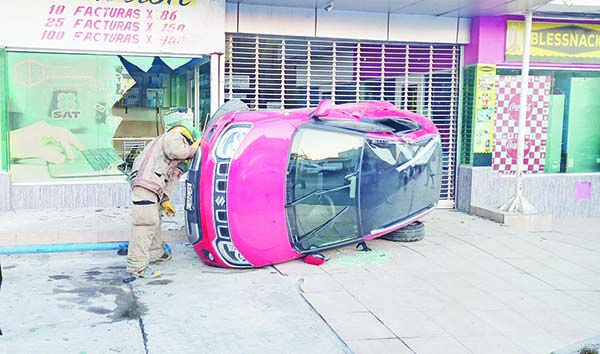 Voltea auto afuera del SAT