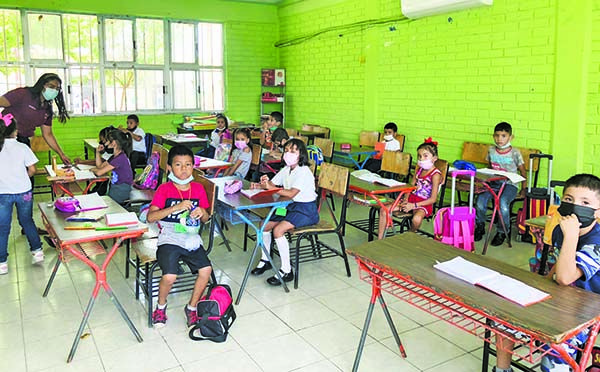 Recortan a la mitad horario en escuela