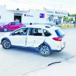 Se vuelan semáforo y resultan lesionados